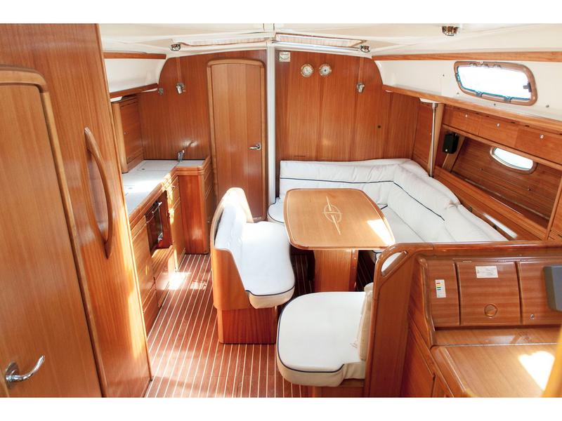 Book yachts online - sailboat - Bavaria 39 Cruiser - S/Y Aretousa - rent