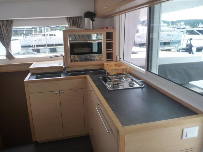 Book yachts online - catamaran - Lagoon 400 S2 (4+2 cab.) - Secret of Life - rent