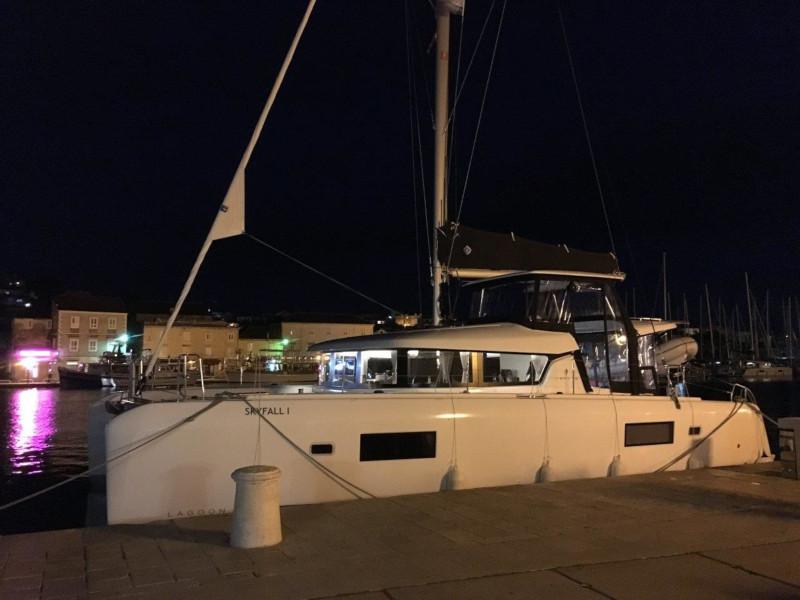 Book yachts online - catamaran - Lagoon 42 (3+2 cab.) - Skyfall - rent