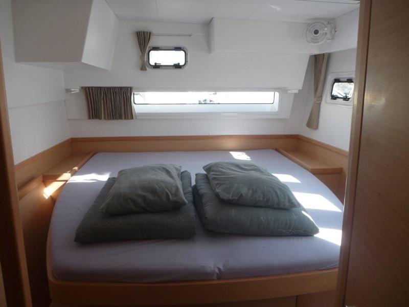Book yachts online - catamaran - Lagoon 42 (4+2 cab) - Maximus - rent