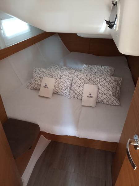 Book yachts online - sailboat - Elan Impression 45 BT - Knotty Buoy - rent