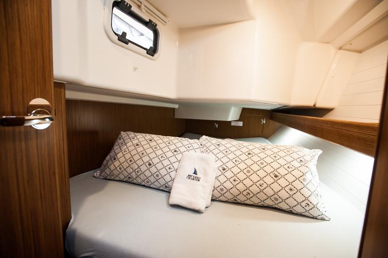 Book yachts online - sailboat - Bavaria 34 Cruiser - NEO with A/C - rent