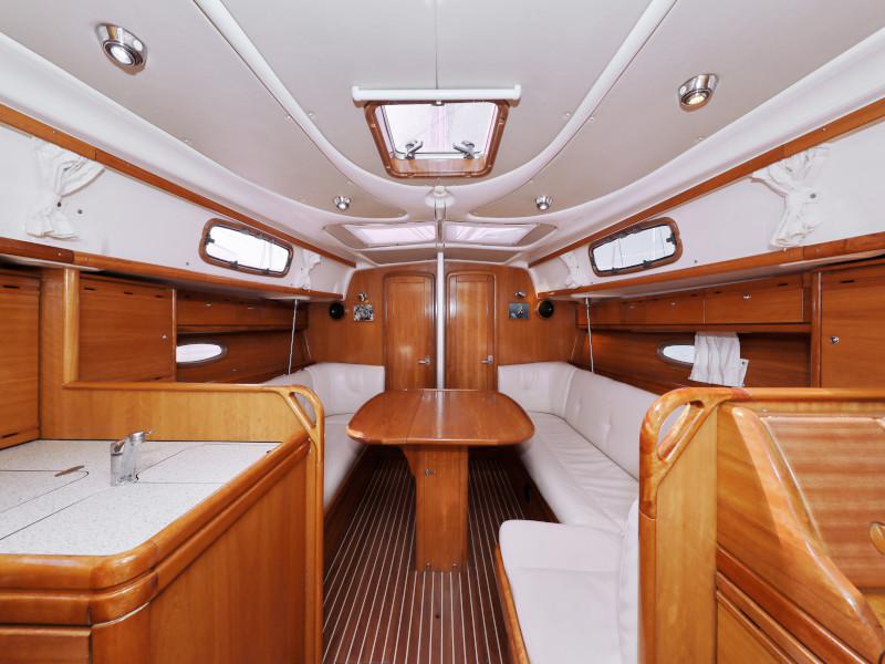 Book yachts online - sailboat - Bavaria 37 Cruiser - Mateja - rent