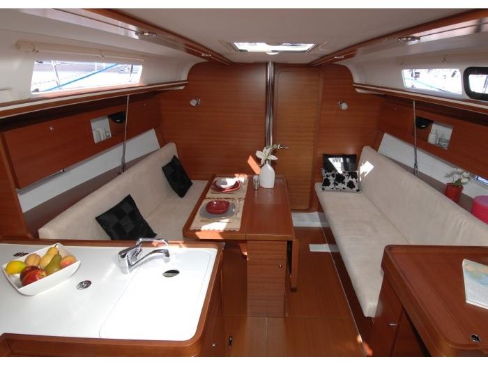Book yachts online - sailboat - Dufour 335 GL - Kopernik - rent