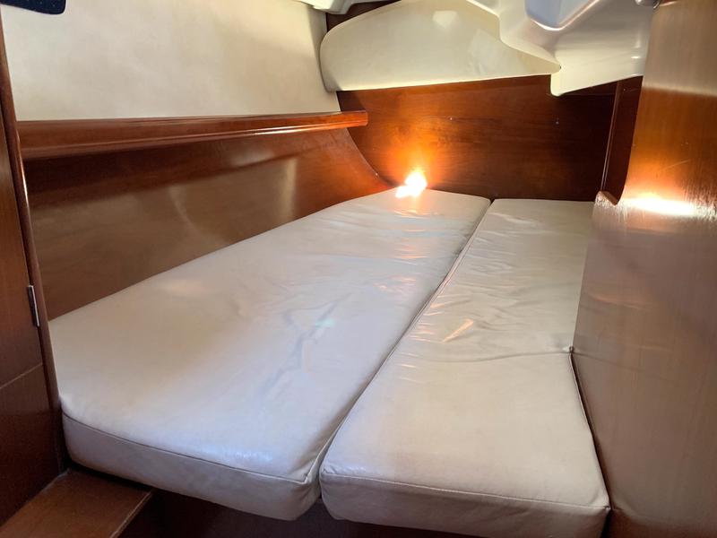 Book yachts online - sailboat - Oceanis 331 - Wind 1 - rent