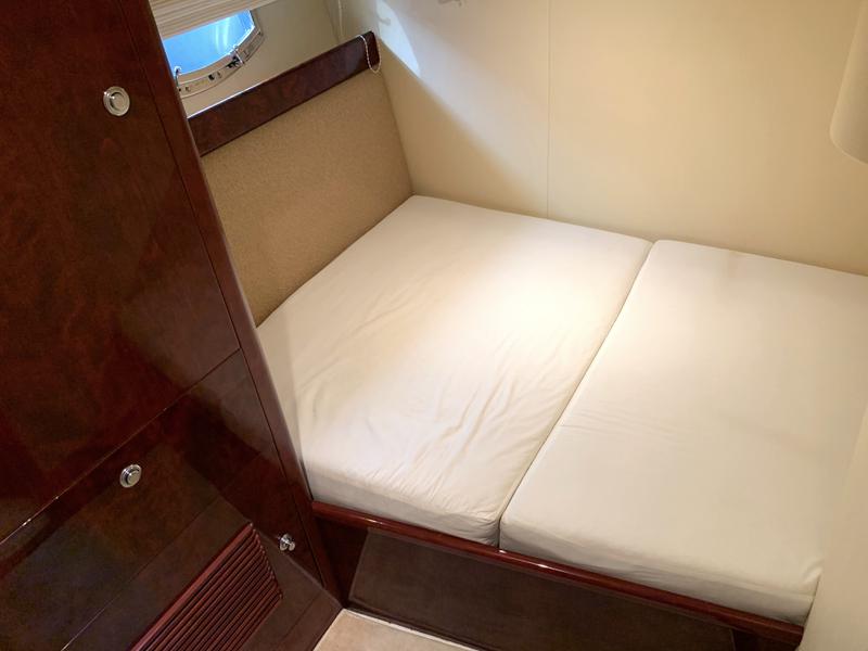 Book yachts online - motorboat - Majesty 50 Fly - Korina - rent