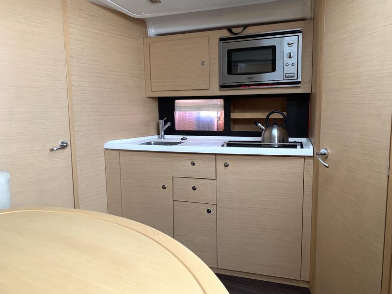 Book yachts online - motorboat - Beneteau Monte Carlo 37 ΗΤ - Hermes (Skippered) - rent