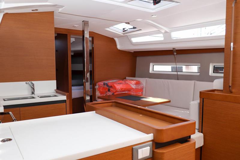 Book yachts online - sailboat - Sun Odyssey 440 - 3 cabin, 2 heads - Ella Victoria - rent