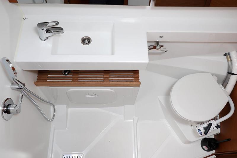 Book yachts online - sailboat - Sun Odyssey 440 - 3 cabin, 2 heads - Ella Victoria - rent