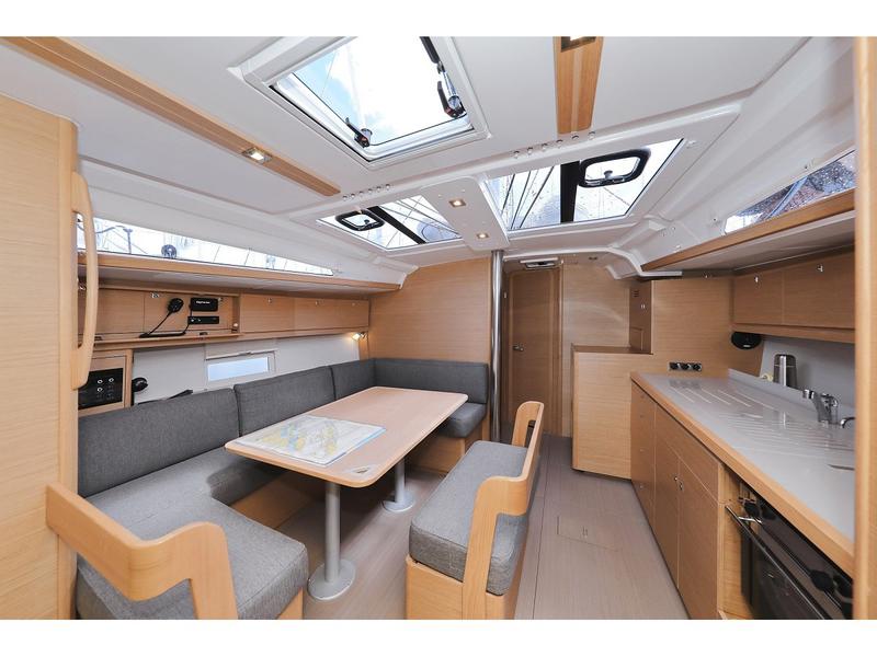 Book yachts online - sailboat - Dufour 430 Grand Large - Manora - rent