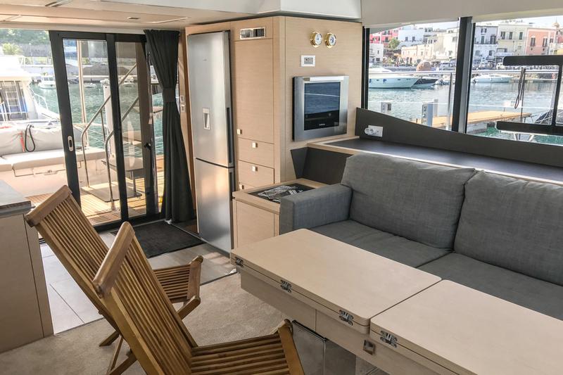 Book yachts online - powercatamaran - Fountaine Pajot MY 44 - Fusion - rent