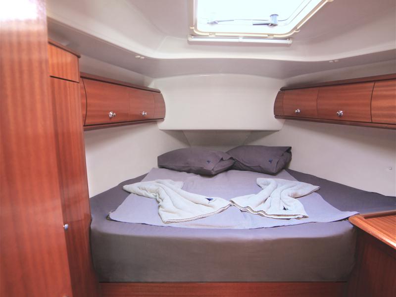 Book yachts online - sailboat - Bavaria 44 - Sail Charlie - rent