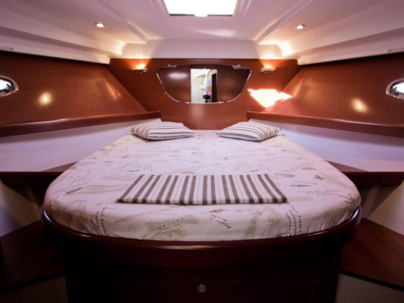 Book yachts online - motorboat - Antares 36 (2011) - GALEB - rent