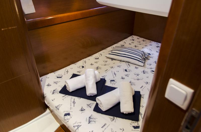 Book yachts online - motorboat - Antares 36 (2011) - GALEB - rent