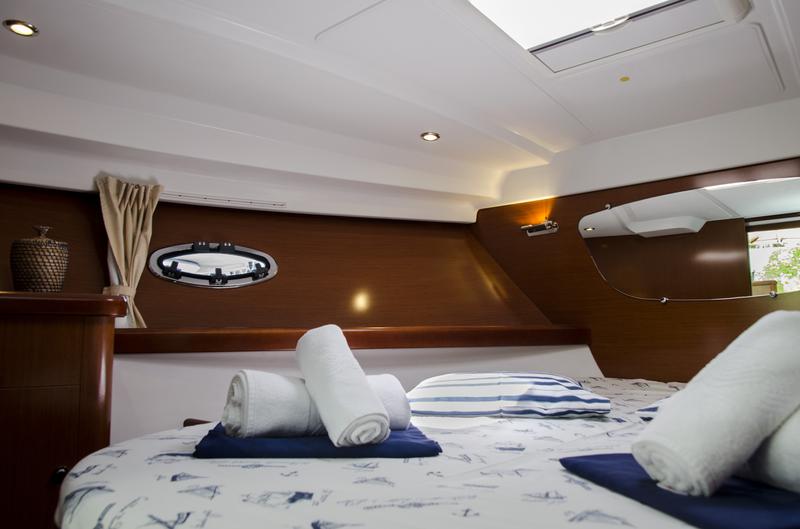 Book yachts online - motorboat - Antares 36 (2011) - GALEB - rent