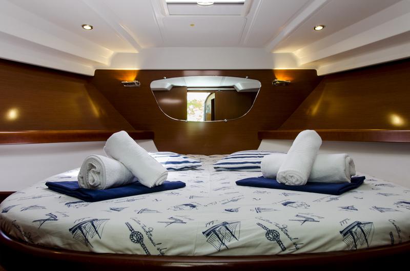 Book yachts online - motorboat - Antares 36 (2011) - GALEB - rent