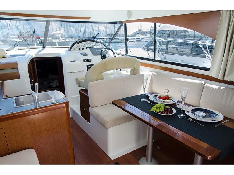 Book yachts online - motorboat - Antares 36 (2011) - GALEB - rent