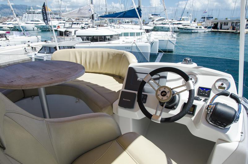 Book yachts online - motorboat - Antares 36 (2011) - GALEB - rent