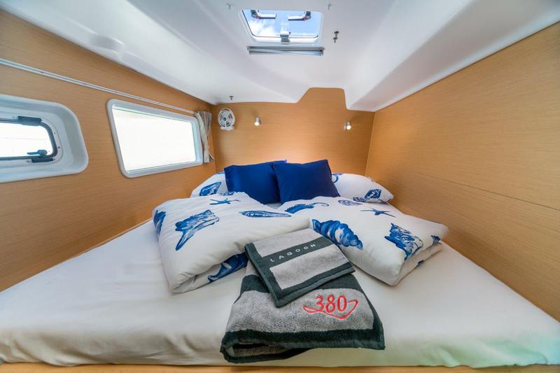 Book yachts online - catamaran - Lagoon 380 (2017) - QUEEN MIA - rent