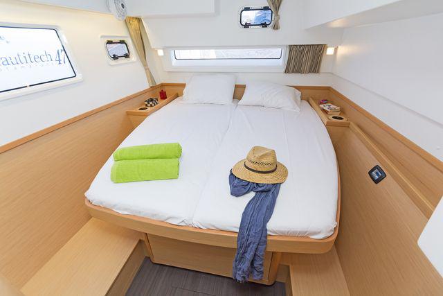 Book yachts online - catamaran - Lagoon 42 - NEVERLAND - rent