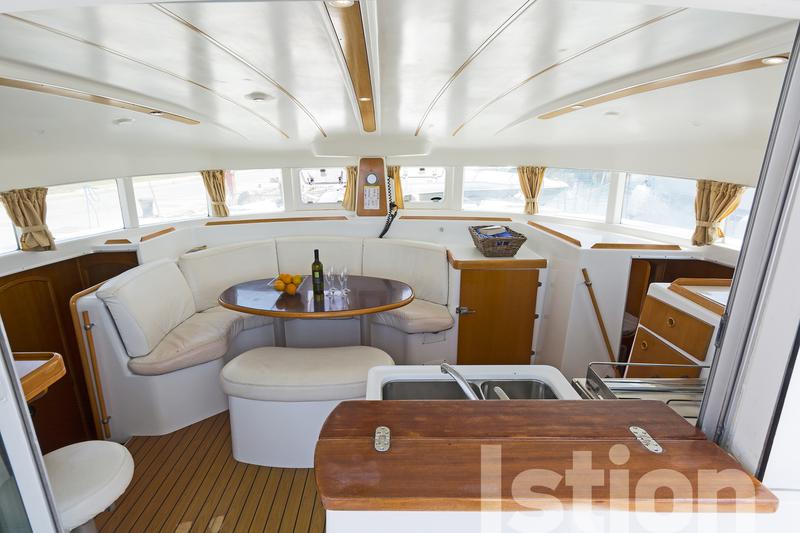Book yachts online - catamaran - Lagoon 380 - Istion - rent