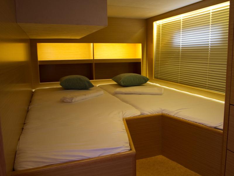 Book yachts online - motorboat - Cyrus 13.8 Flybridge - Punta I - rent