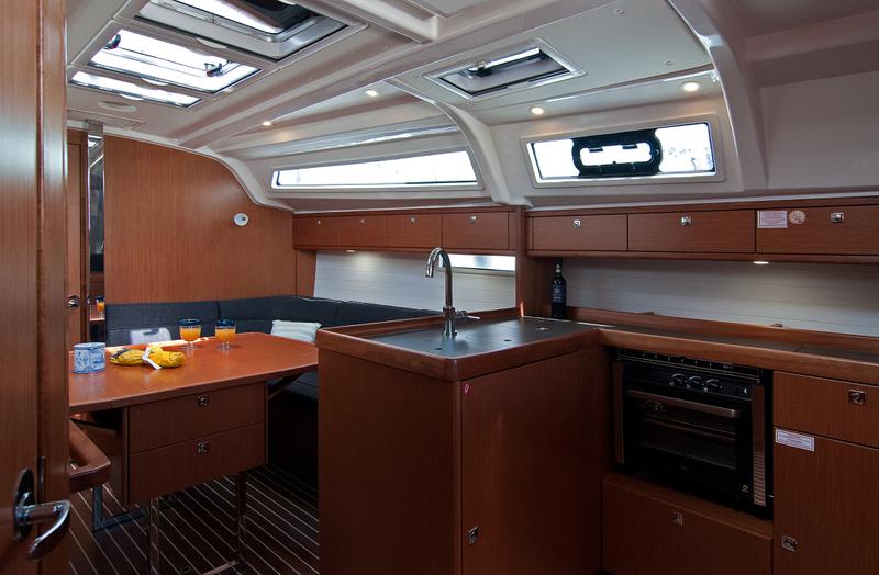 Book yachts online - sailboat - Bavaria 37 Cruiser - Adria Nina - rent