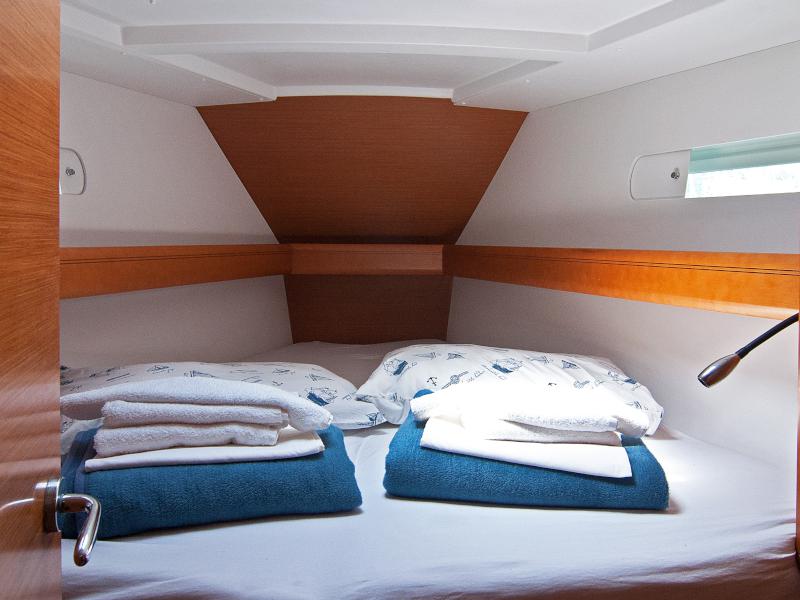 Book yachts online - sailboat - Sun Odyssey 439 - Tessi Kiss - rent