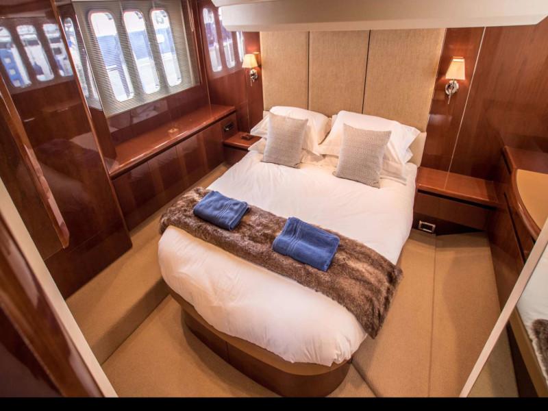 Book yachts online - motorboat - Princess 54 Fly - Esmeralda - rent
