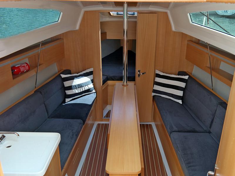 Book yachts online - sailboat - Maxus 26 Prestige + 8/1 - SIESTA - rent