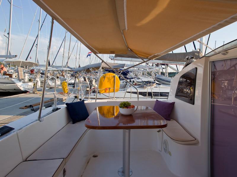 Book yachts online - catamaran - Athena 38 (4+2 cab) - SWAN - rent