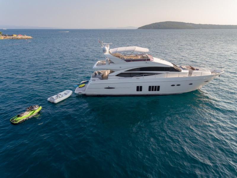 Book yachts online - motorboat - Princess 72 Fly - Champion - rent