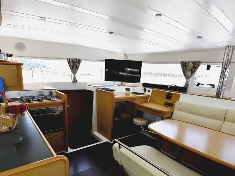 Book yachts online - catamaran - Lagoon 421 - Miss Coco - rent