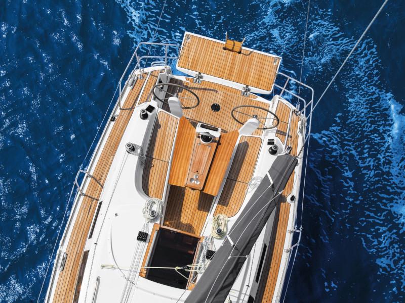 Book yachts online - sailboat - Bavaria 34 Cruiser - Free Spirit - rent
