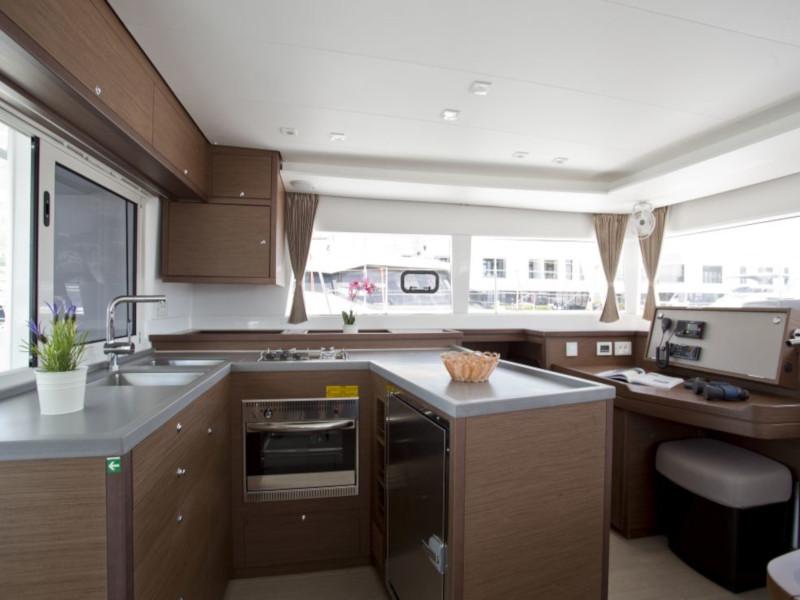 Book yachts online - catamaran - Lagoon 450 Flybridge - Jenny of Sweden - rent