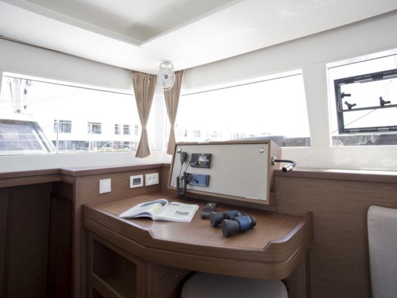 Book yachts online - catamaran - Lagoon 450 Flybridge - Jenny of Sweden - rent