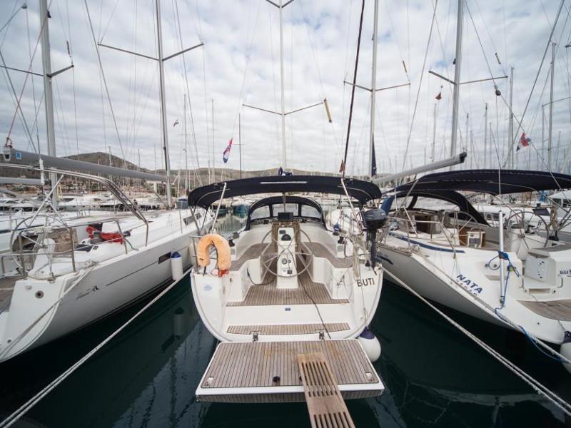 Book yachts online - sailboat - Bavaria Cruiser 33 (4) - Buti - rent