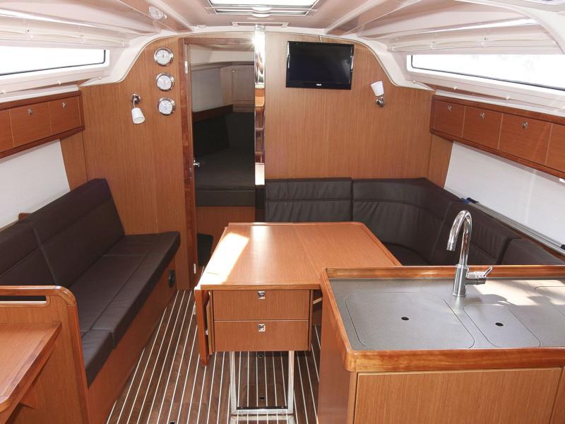 Book yachts online - sailboat - Bavaria Cruiser 37 - 2 cab - Swing - rent