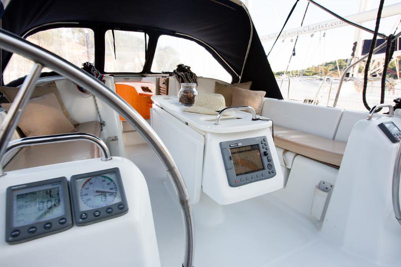 Book yachts online - sailboat - Beneteau Cyclades 39.3 - PHAROS - rent