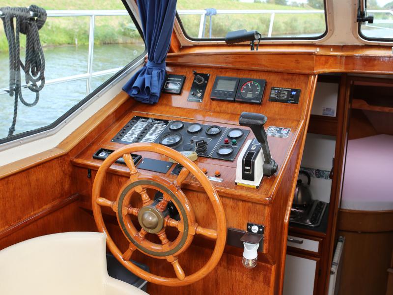 Book yachts online - motorboat - Pedro Solano 33 - Callisto - rent