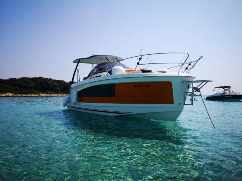 Book yachts online - motorboat - Balt 818 Titanium - Valentina - rent