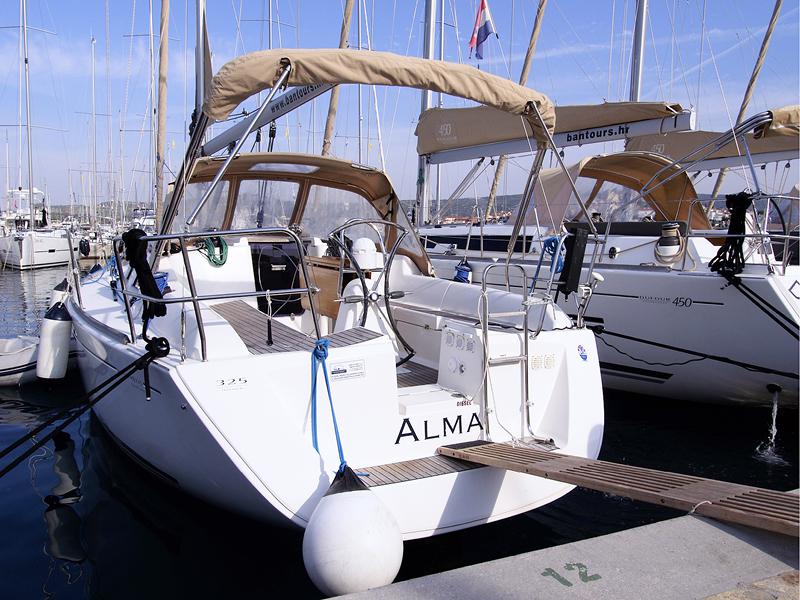 Book yachts online - sailboat - Dufour 325 Grand Large - Alma R  - rent