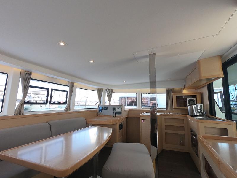 Book yachts online - catamaran - Lagoon 42 - MEERKAT - rent