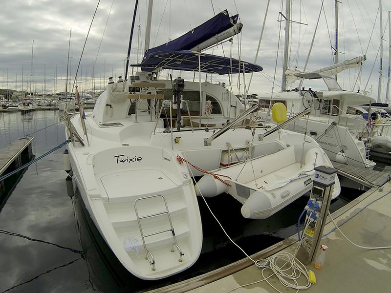 Book yachts online - catamaran - Lagoon 380 S2 - Twixie (Sails 2013, Solar panel) - rent