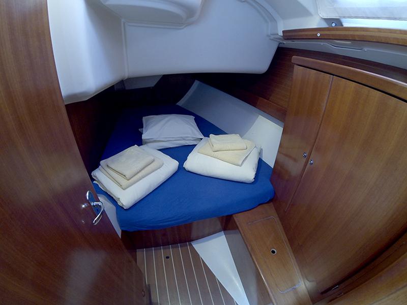 Book yachts online - sailboat - Dufour 385 GL - Frodo - rent