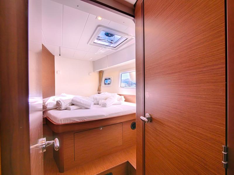 Book yachts online - catamaran - Lagoon 42 - SEA VOYAGER - CREWED - rent