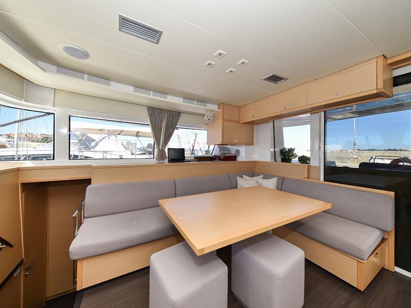 Book yachts online - catamaran - Lagoon 520 Flybridge - Largo Winch - rent