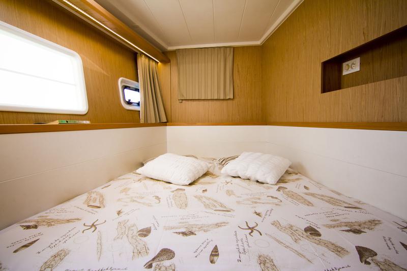 Book yachts online - catamaran - Lagoon 400 S2 (2013) - BABULICA - rent