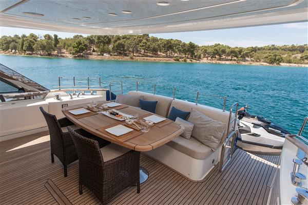 Book yachts online - motorboat - Monte Carlo Yacht 66 - Five Weeks - rent