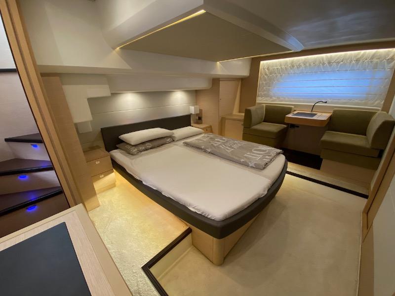 Book yachts online - motorboat - Prestige 550 Fly - Floria - rent